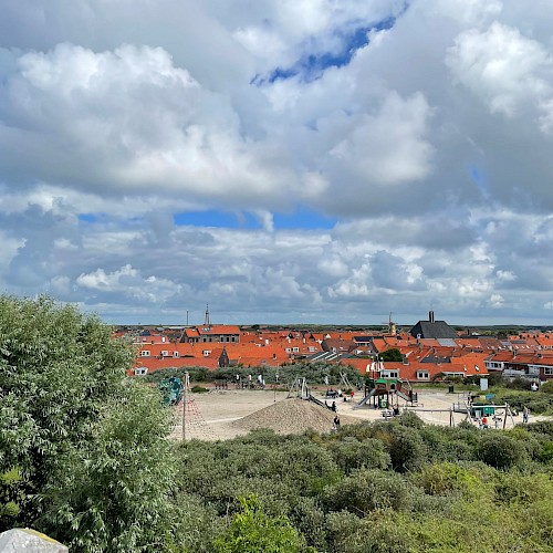 De karakteristieke rode daken in de oude dorpskern